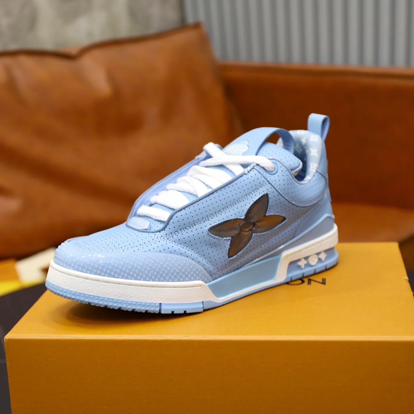 Ex-factory price: 860💰LV Couple👫Louis Vuitton TRAINER sneakers classic Louis Vuitton men's artistic director Virgil Abloh picked inspiration to create this LV Trainer sneaker. Yingze crystal inlays present a colorful effect. VS can be matched with two gorgeous effect colors. The LV letter logo badge on the tongue is gorgeous and noble. The LV letter is decorated on the side. The outsole is decorated with a Monogram flower pattern. It shows the trend of elegance and nobility! Men's and women's models: 35-46